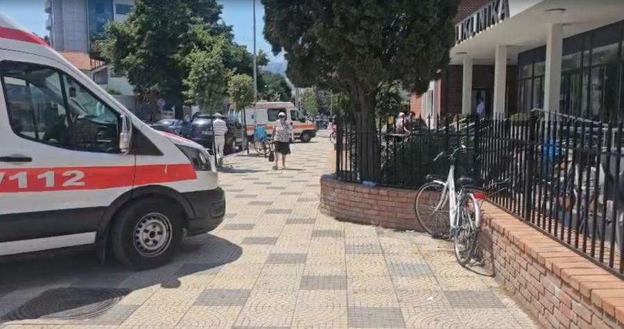 Plagosje me thik&euml; brenda Poliklinik&euml;s s&euml; Shkodr&euml;s