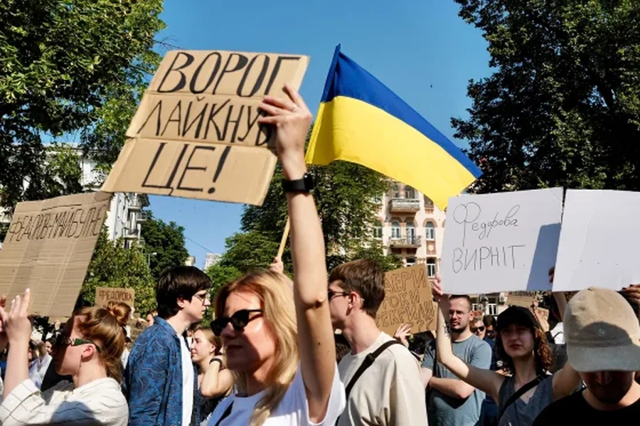 Shkarkimi i ministrit t&euml; mbrojtjes nga Zelensky shkakton protesta n&euml;