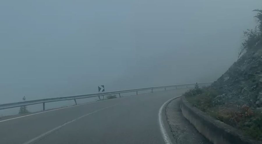 Mjegull e pazakontë mbulon Liqenin e Fierzës, fenomen i rrallë
