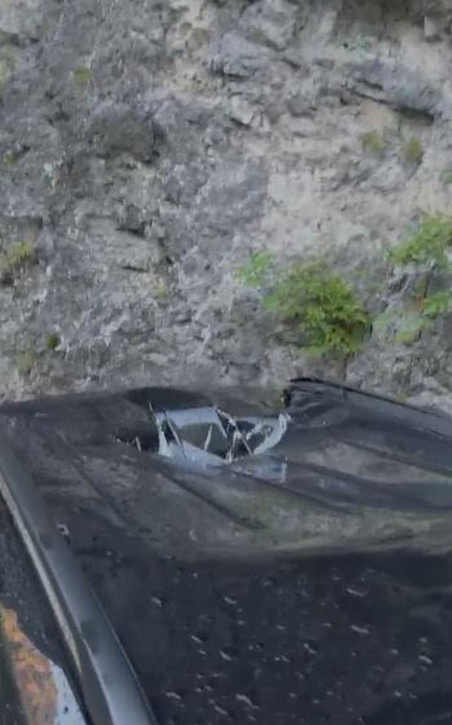 Incident në rrugën e Dukagjinit, gurët bien mbi makinën e