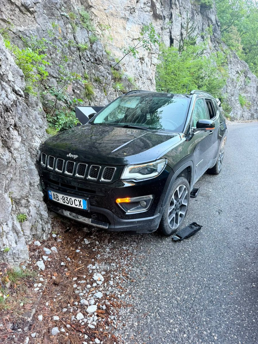 Incident n&euml; rrug&euml;n e Dukagjinit, gur&euml;t bien mbi makin&euml;n e