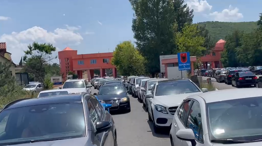 Dogana bëhet "ferr" në Qafë Thanë, 3 orë