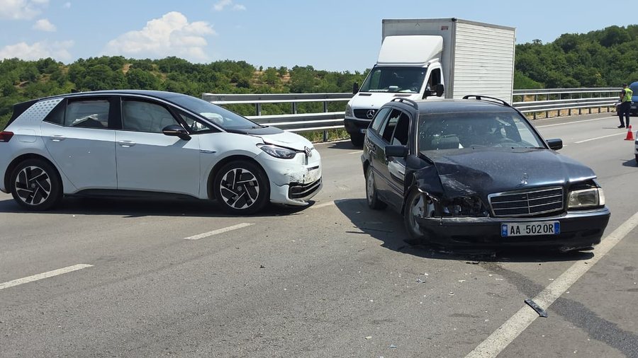 Aksident në Qafë Plloçë, përplasen dy automjete