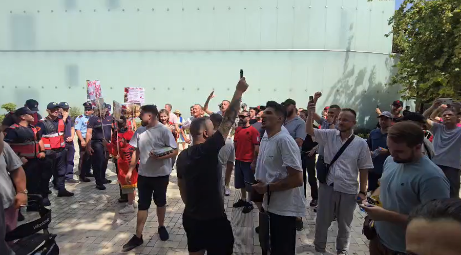 Policia zhvendos protestuesit nga godina e Kuvendit
