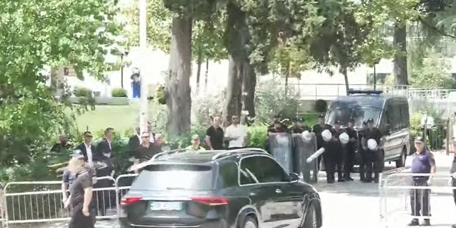 Protestuesit para Kuvendit, “shi” me vezë makinave të
