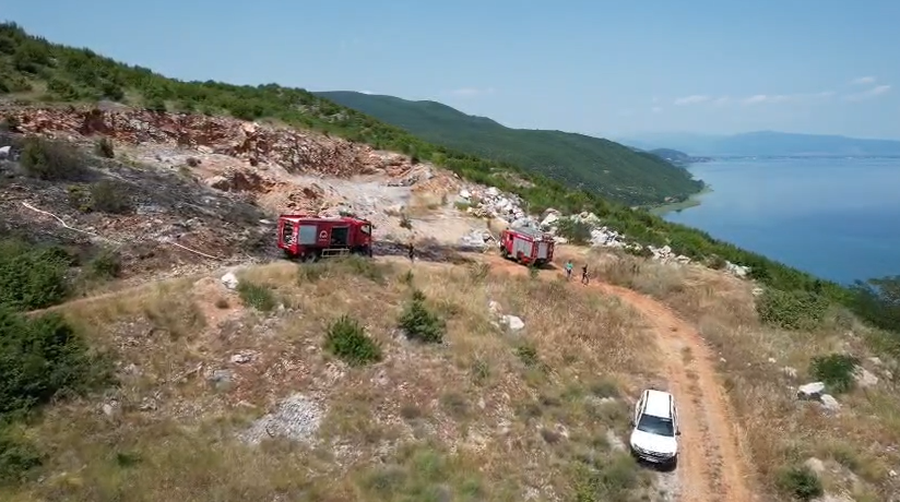 Shuhet zjarri masiv që përfshiu kodrat në Qafën e