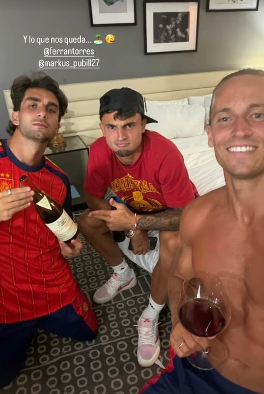 Mbretërit e botës mbërrijnë në shtëpi, festë
