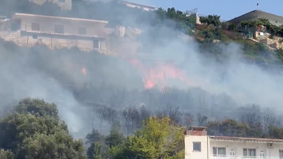 Zjarr mbi tunelin e Vlorës, flakët i afrohen banesave te Uji i
