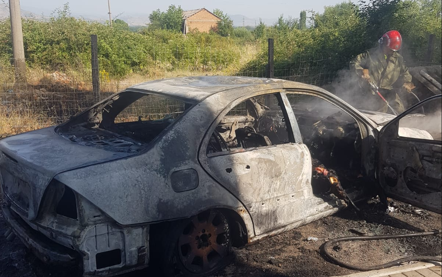 La një letër lamtumire në banesë, një person i jep