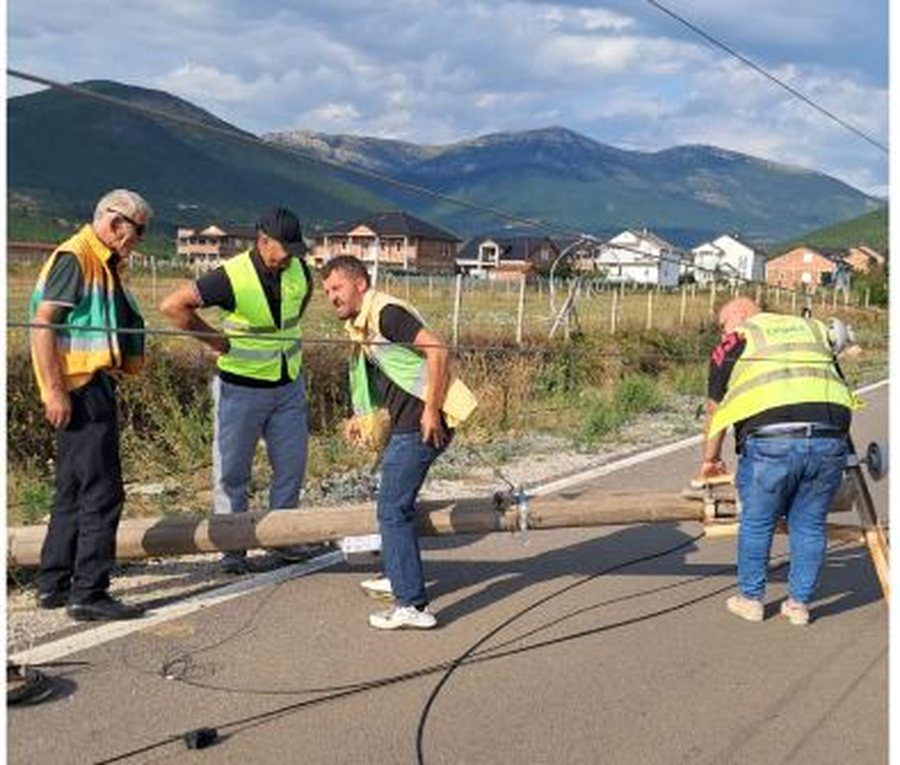 Stuhi me erëra të forta në Kukës, rrëzohen shtyllat