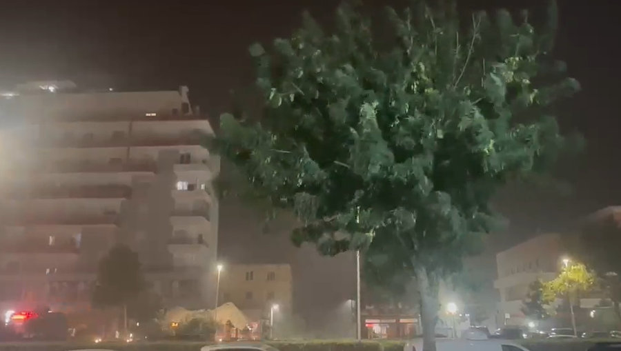 Stuhi e fortë godet Vlorën, era rrëzon pemë dhe dëmton