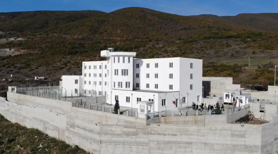 F&euml;mija 1-vje&ccedil;ar n&euml; burg me n&euml;n&euml;n n&euml; Pojsk&euml;,