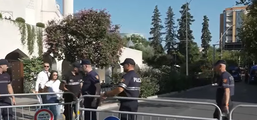 “4 furgonë të FNSH, banorët përplasen me