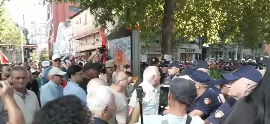 Nis protesta, qytetar&euml;t k&euml;rkojn&euml; zhvendosjen drejt Parlamentit,