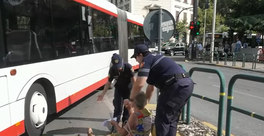 &ldquo;Fikni makinat&rdquo;, protestuesit bllokojn&euml; qarkullimin te Rruga e