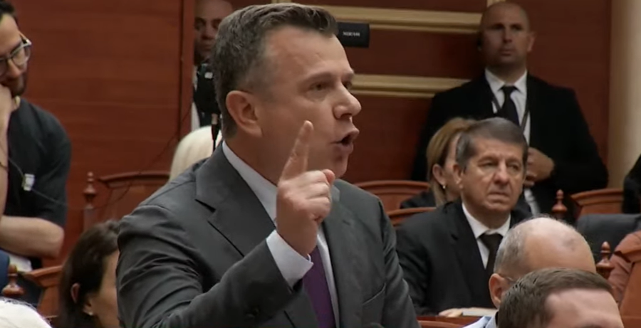 Balla: PD, parti e p&euml;rdhunuar nga protesta. Peleshi i t&euml;rheq