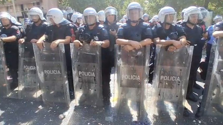 Protesta para Parlamentit, 6 efektiv&euml; t&euml; l&euml;nduar