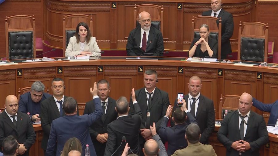 Rama shkon n&euml; Kuvend, PD bllokon foltoren, PS kalon direkt n&euml; votim
