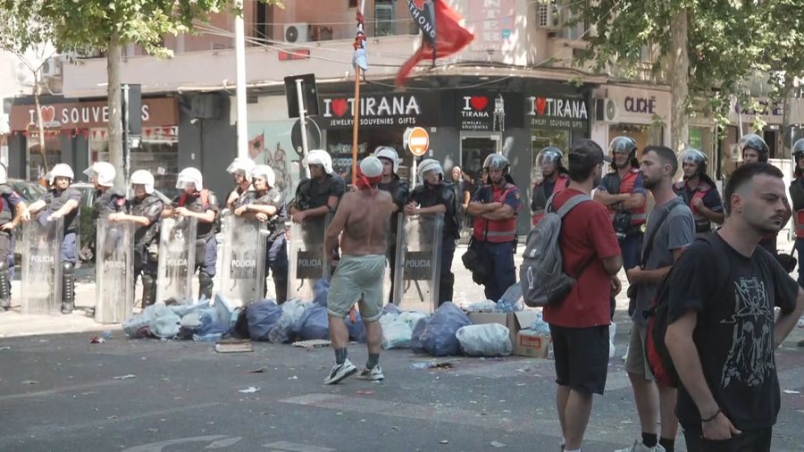 Protesta para Kuvendit, 11 protestues dhe 6 policë të lënduar,
