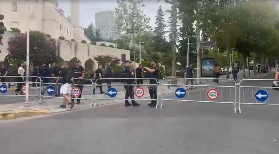 Protest&euml; n&euml; seanc&euml;n e fundit plenare, policia rrethon zon&euml;n