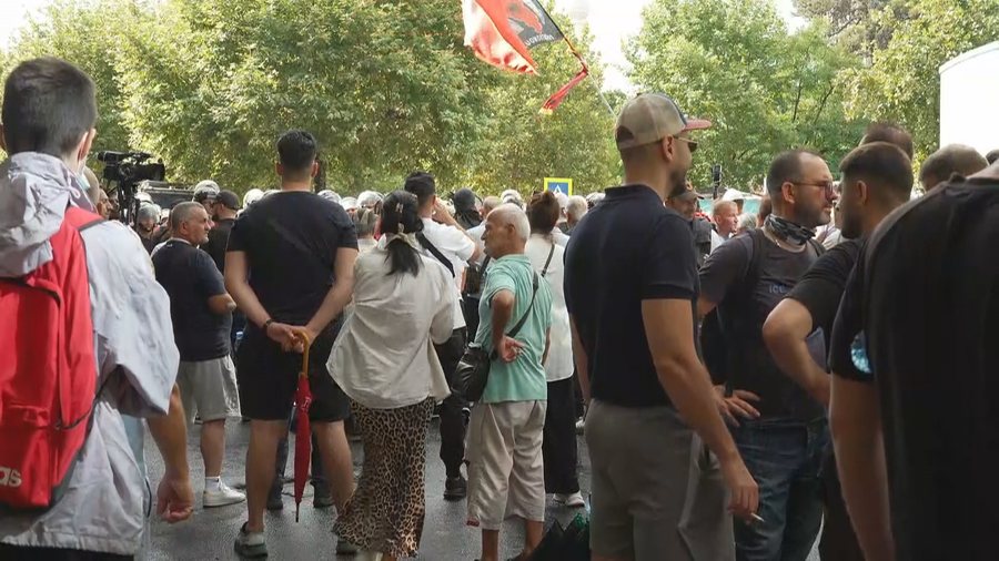 Seanca e fundit plenare, protestuesit mblidhen para Kuvendit. Policia rrethon