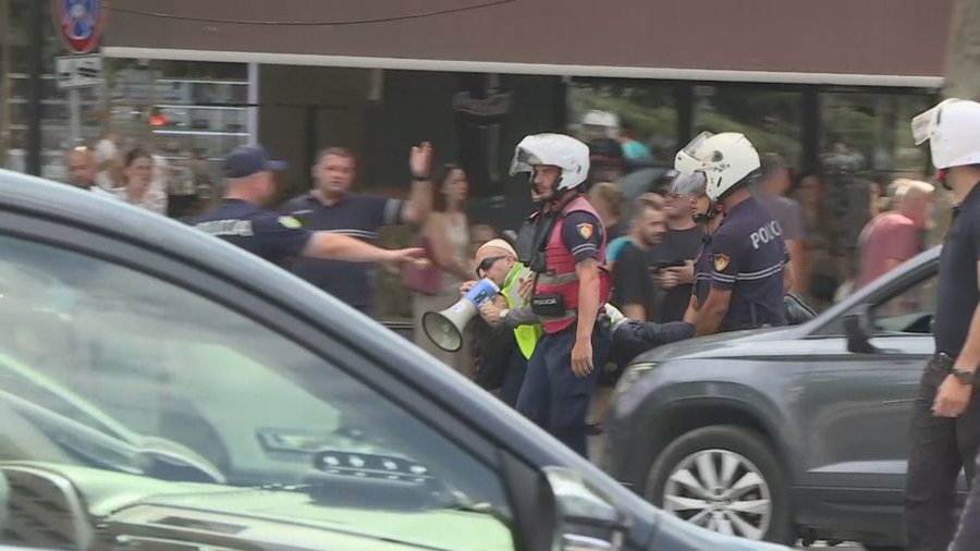 Protesta te Kuvendi, nisin shoq&euml;rimet e para