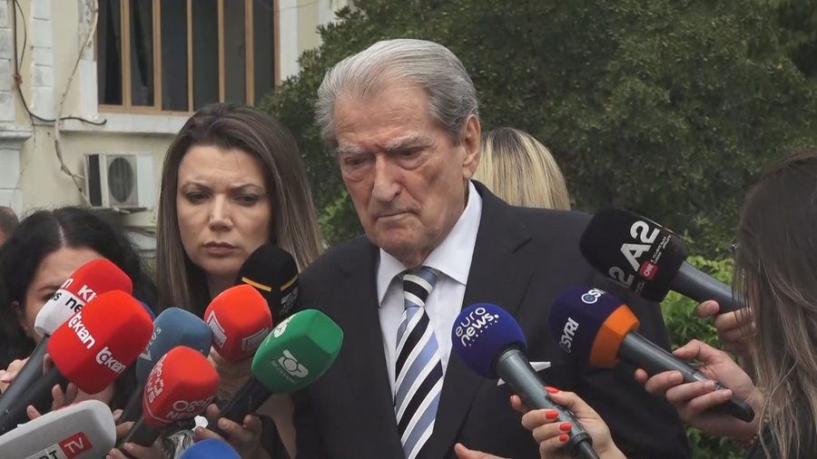 Berisha: Rama zhduku flamurin e NATO-s nga institucionet dhe kërkon të