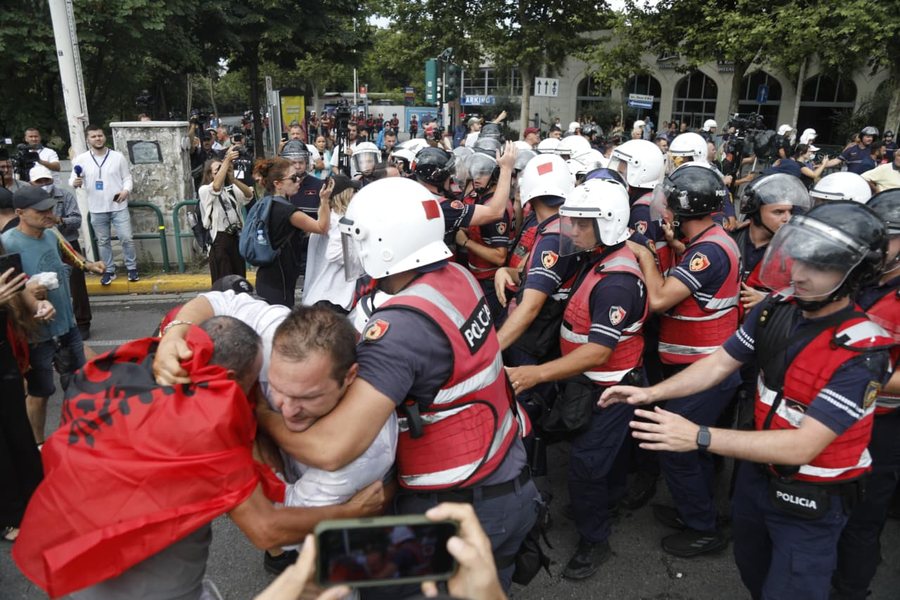 Protesta para Parlamentit, 6 persona t&euml; shoq&euml;ruar nga policia