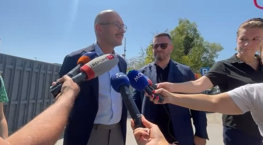 Avokat&euml;t anglez&euml; takojn&euml; Veliajn, paralajm&euml;rojn&euml;