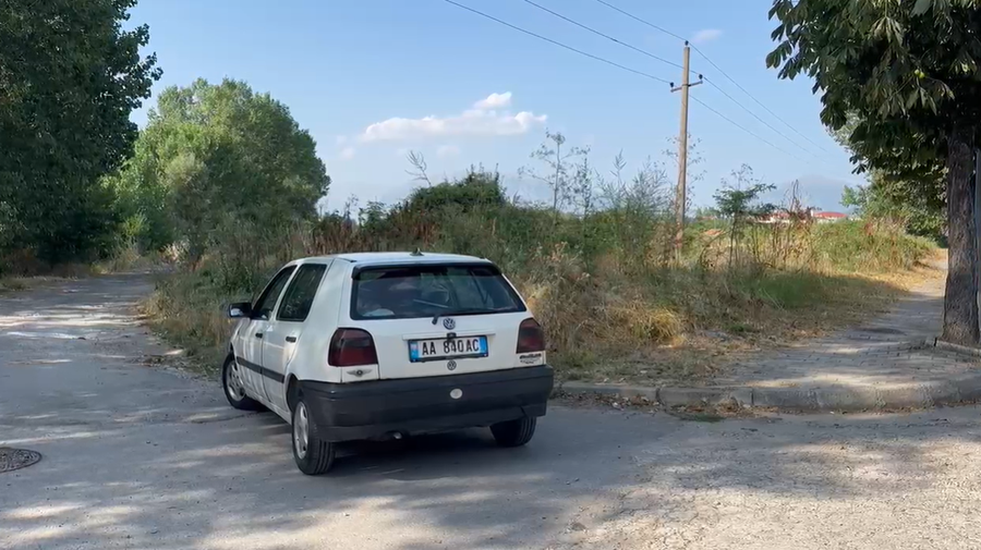 Aksident i r&euml;nd&euml; n&euml; Kor&ccedil;&euml;, automjeti p&euml;rplas