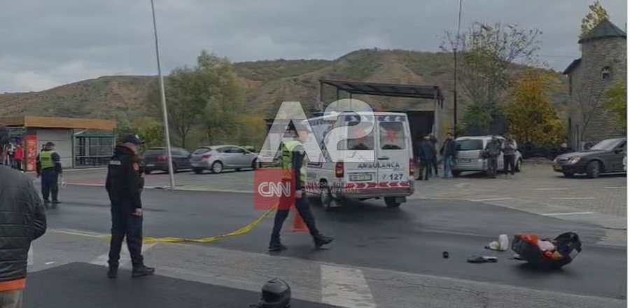 Makina përplaset me motorin në aksin Korçë - Pogradec