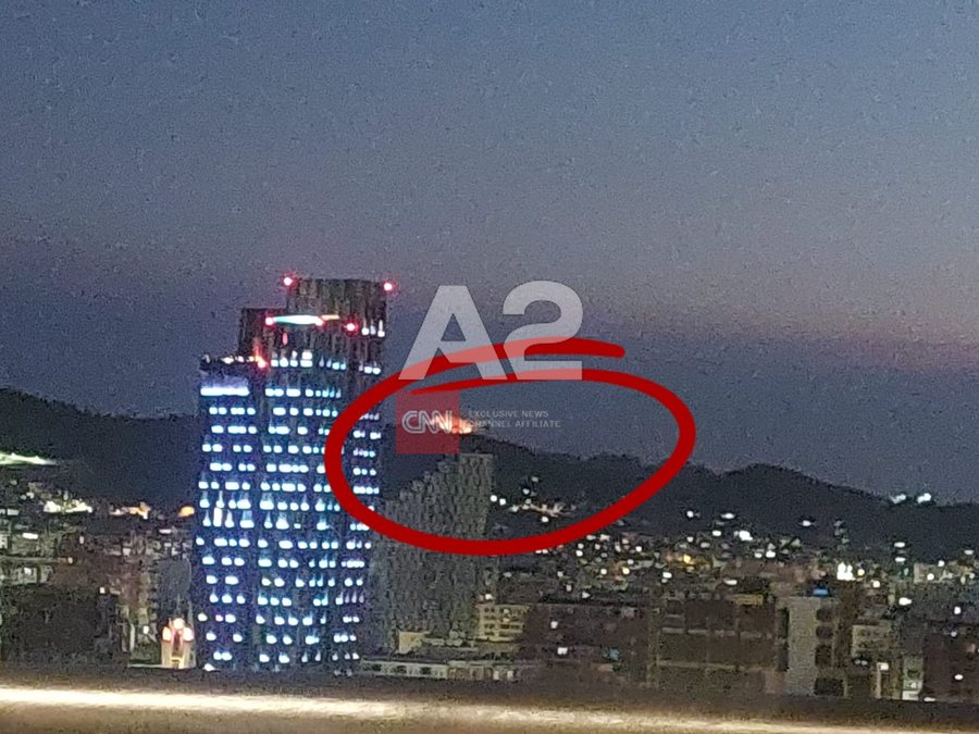 Zjarr në zonën e Kombinatit, flakët në mbrëmje duken
