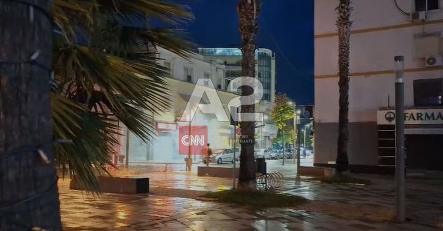 Përfshihet nga flakët automjeti në Durrës
