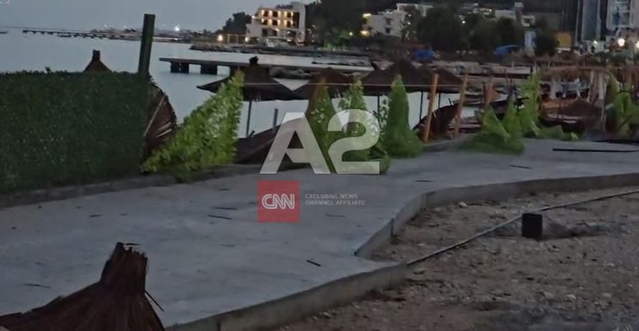 Çadra të shkatërruara në rrugë kryesore e biznese