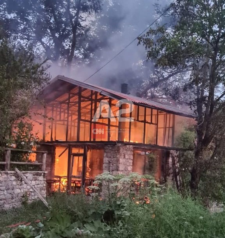 Shkrumbohet shtëpia në Vithkuq
