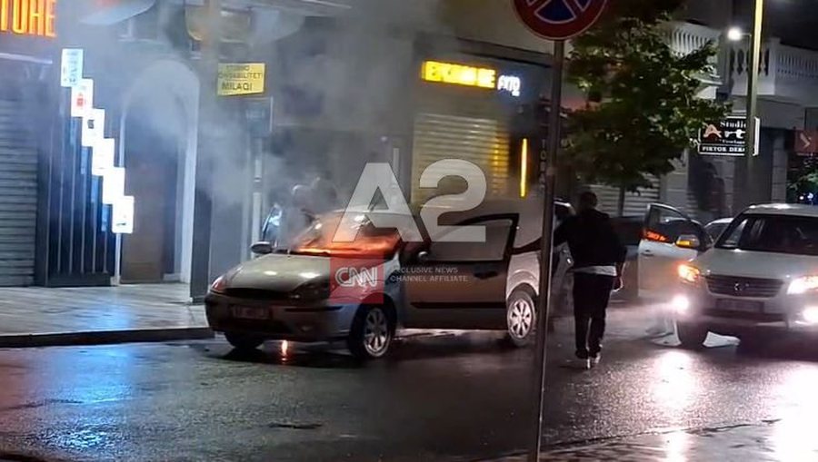 Përfshihet nga flakët automjeti në Durrës