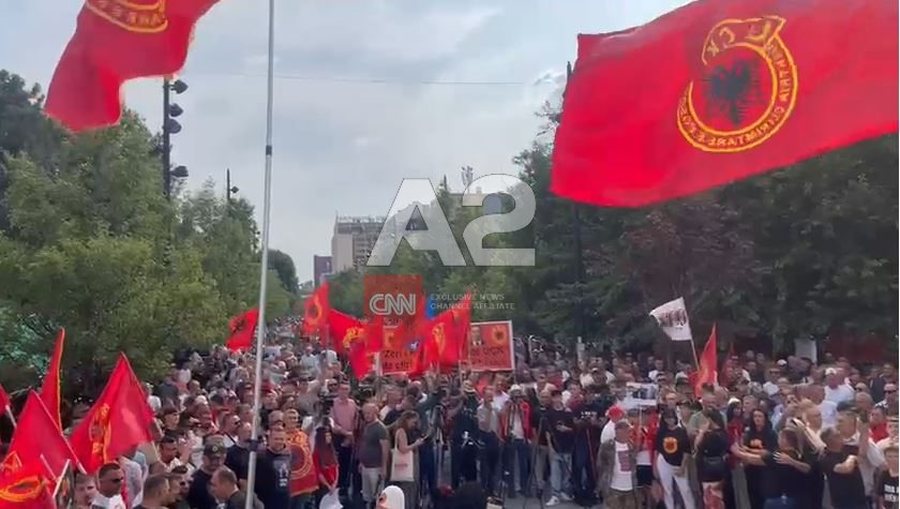 Bluza, flamuj e pankarta në mbështetje të Thaçit dhe