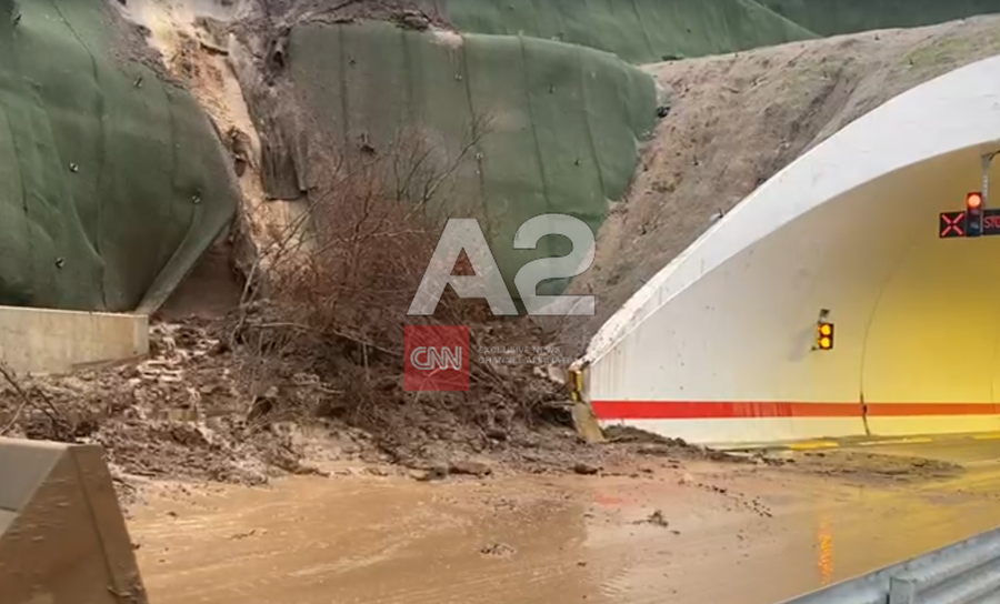 Shembet dheu në hyrje të tunelit, makina shpëton për