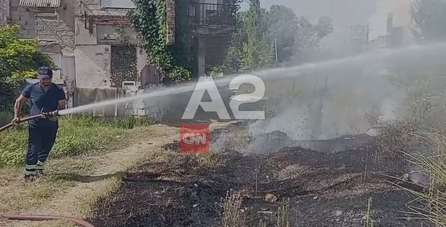Zjarr para kabinave në plazhin e vjetër në Vlorë