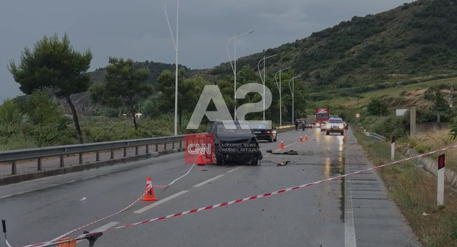 Shoferi humbi kontrollin duke u p&euml;rplasur me barrierat, detaje nga