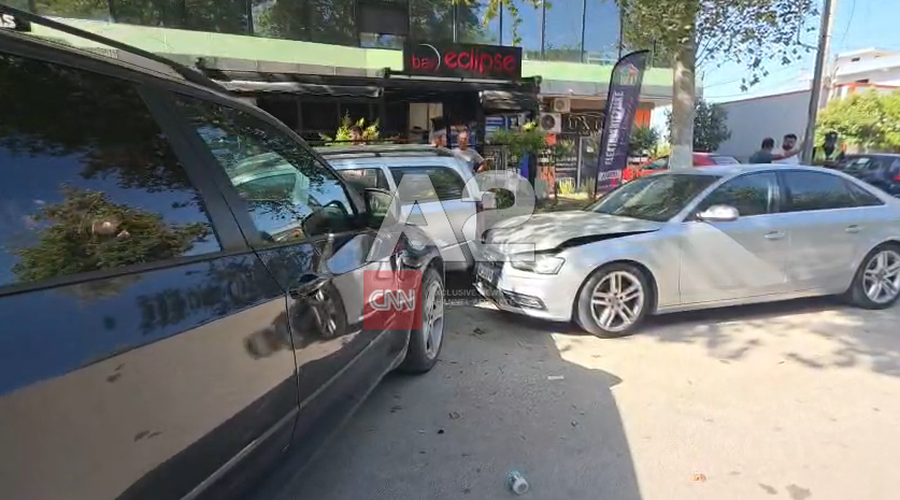 Drejtuesi i BMW humb kontrollin dhe përplaset me dy makina, një person