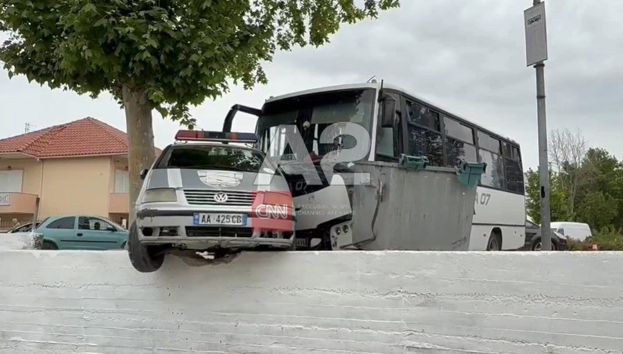 Accident in Fier, Municipal Police car collides with bus! Here's what is