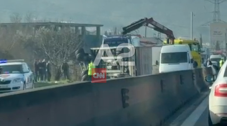 Përmbyset kamioni në autostradën Durrës-Tiranë,