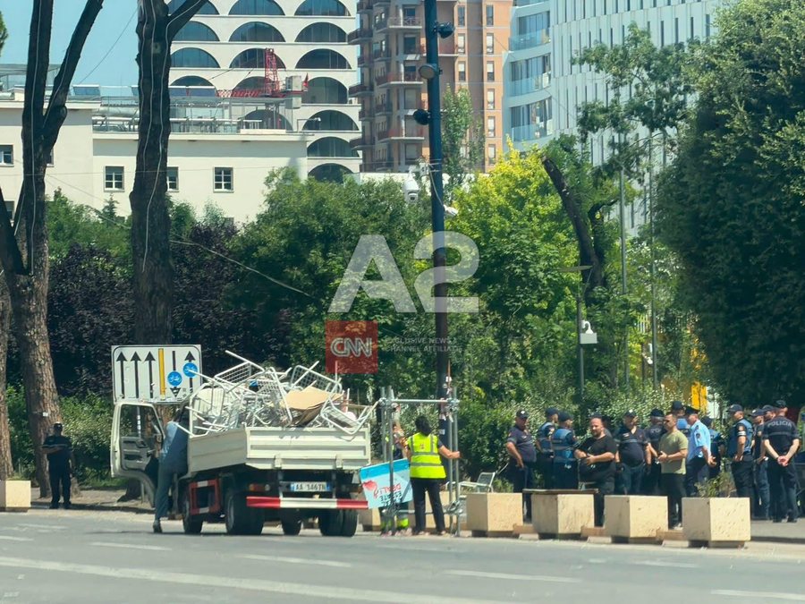 Policia tenton t&euml; largoj&euml; protestuesit nga bulevardi, hiqen karriget
