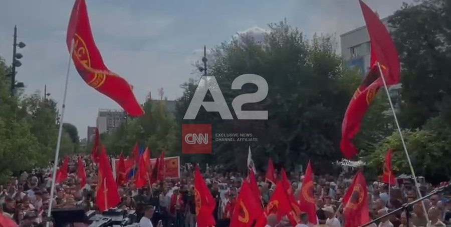 Bluza, flamuj e pankarta në mbështetje të Thaçit dhe