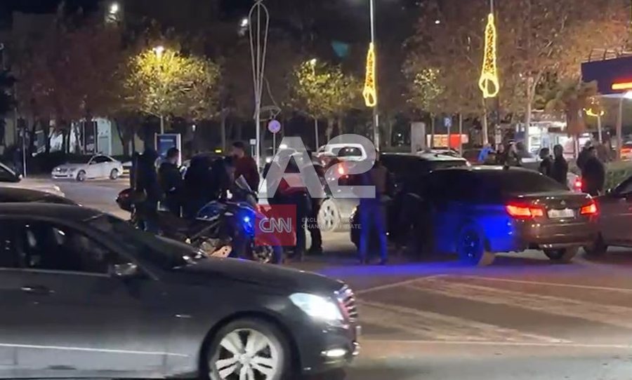 BMV përplas qytetarin në Vlorë, banorët i japin ndihmën