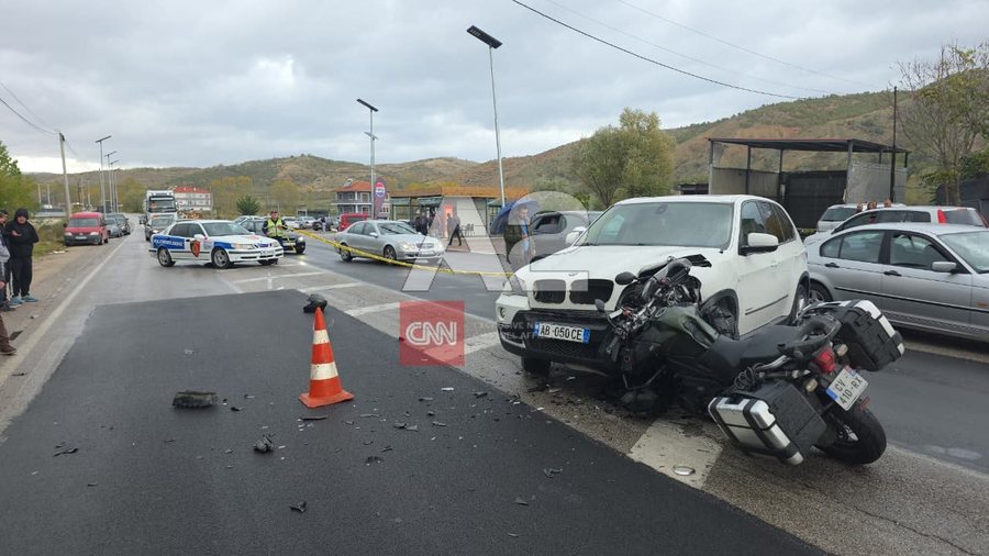 Makina përplaset me motorin në aksin Korçë - Pogradec
