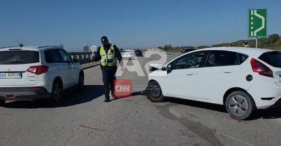 Përplasen dy automjete në aksin Levan–Mbrostar