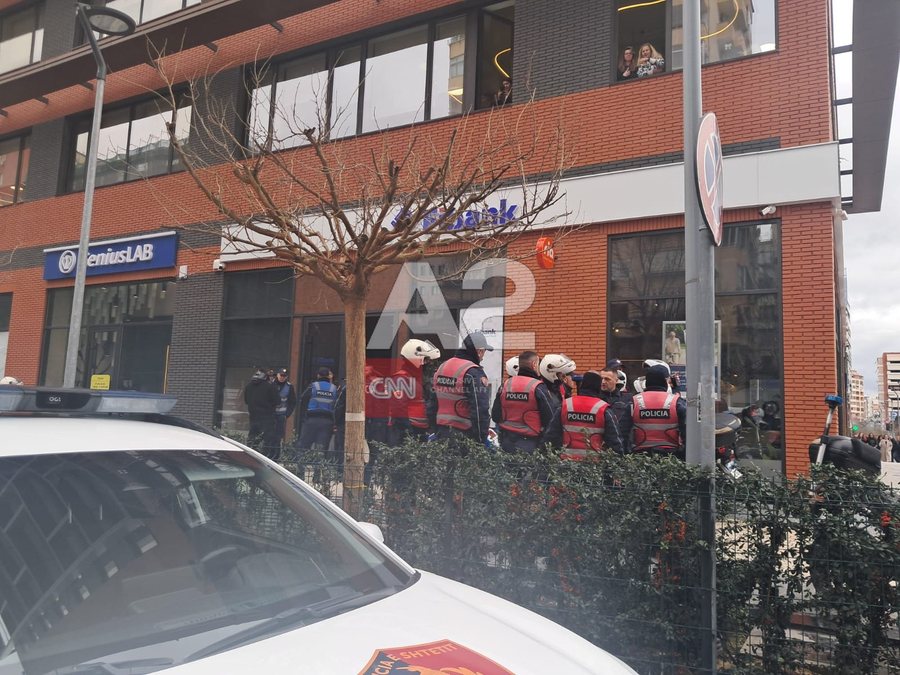Tentohet t&euml; grabitet me kallashnikov nj&euml; bank&euml; n&euml;