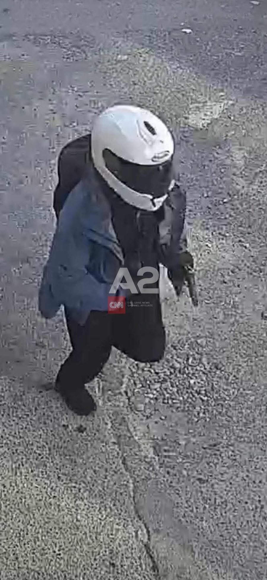 Me pistoletë në dorë dhe skafandër në kokë, A2 CNN